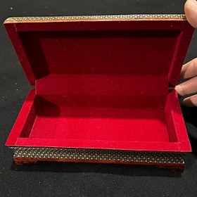 تصویر جعبه خاتم‌کاری طرح کهکشانی با قاب مشکی بغل‌کاس. 