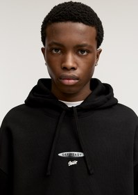 تصویر سویشرت مشکی با گرافیک چاپی و کلاه‌دار STWD برند PullAndBear STWD grafik baskılı ve kapüşonlu siyah sweatshirt