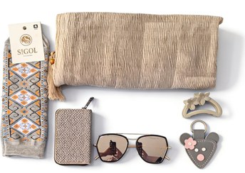 تصویر پک ویژه روز مادر – ست شال، جوراب سنتی، اکسسوری چرمی و عینک UV400 