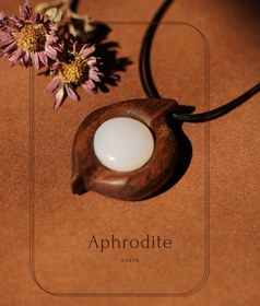 تصویر گردنبند سنگ عقیق و چوب گردو طرح پرواز Agate wooden necklace