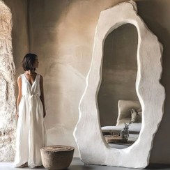 تصویر آینه دفرمه قدی Tall curved mirror