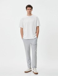 تصویر شلوار پارچه ای با دور کمر باریک و جزئیات جیب 