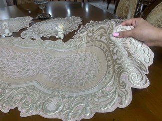 تصویر رومیزی شانل مخمل 4 تکه رنگ صورتی 