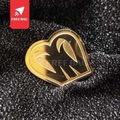 تصویر بج سینه مات و براق طلایی تک سوزنه 