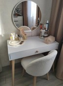 تصویر میز آرایش ساده تک کشو با آیینه دیواری 