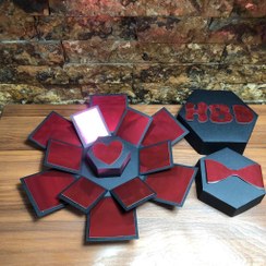 تصویر جعبه هدیه سوپرایز جادویی مشکی و قرمز آینه ای 