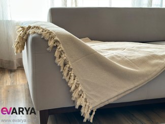 تصویر شال مبل منگوله دار بافت جناقی برند Viaden ابعاد 230×170 رنگ نسکافه ای 