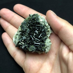 تصویر سنگ اپیدوت معدنی مشکی رنگ پلور سالم مناسب کلکسیون Epidote