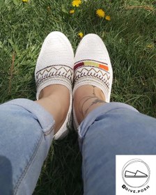 تصویر گیوه گلدوزی شده 