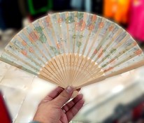 تصویر بادبزن دسته چوبی وارداتی زنانه - گل سبز و نارنجی 