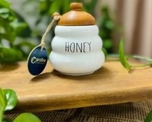 تصویر ظرف عسل زیبا سرامیکی با درب چوبی و قاشق چوبی 