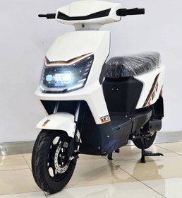 تصویر موتورسیکلت برقی VESPA مدل VINO رنگ سفید سفارش اروپا 