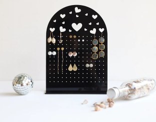 تصویر استند گوشواره پلکسی طرح قلب 