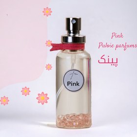 تصویر ادکلن زنانه پینک (Pink)، از برند پولویی پارفومز (Puloie Parfums)، با رایحه‌ای ملایم و شیرین، مناسب برای استفاده روزانه 