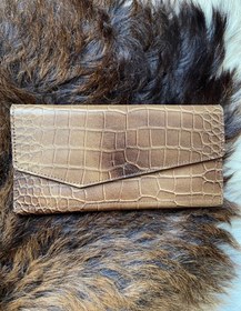 تصویر کیف پول زنانه، جادار و سبک،تهیه شده از چرم طبیعی 