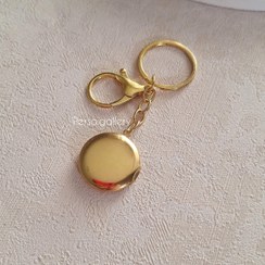 تصویر لاکت استیل گرد طلایی - حکاکی نوشته یا طرحای مینیمال / جاکلیدی 