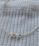 تصویر گردنبند زنانه منجوقی سفید با پلاک ستاره دریایی طبیعی رنگ ثابت White Beaded Necklace with Natural Starfish Pendant – Ocean Charm Collection