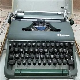 تصویر دستگاه تایپ المپیا سبز ارتشی آلمانی با کیف 