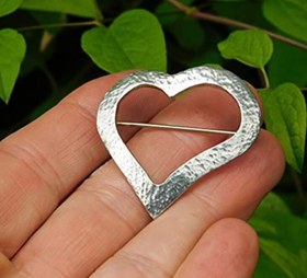 تصویر گل سینه نقره مدل قلب بسیار خاص 