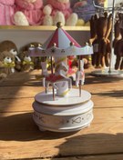 تصویر کاروسل موزیکال طرح اسب و چرخ و فلک 