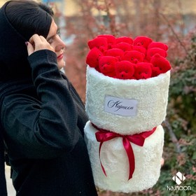 تصویر بوکت و دسته گل عروسک خرسی قرمز ولنتاین کادو لاکچری 