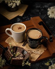 تصویر چای لاته اسنیکرز 