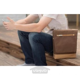 تصویر کیف دستی موشی مناسب آیپد و مک بوک 12 اینچی رنگ قهوه ای moshi Moshi Aerio Lite Vertical Messenger Bag for Select Apple iPads or Apple 12" MacBook