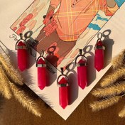 تصویر گردنبند سنگ جید سرخابی قرمز منشوری با زنجیر استیل 