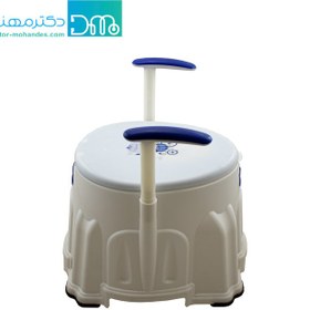 تصویر توالت پلاستیکی دور بسته دسته دار به همراه تبدیل اطفال Furnished round plastic toilet