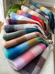 تصویر بیگ اسکارف چهارخونه با رنگبندی متنوع و جذاب 