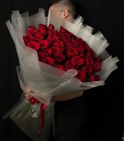 تصویر دسته گل رز ۱۰۰ روبانی شاخه قرمز با کاغذ سفید 100-Stem Red Rose Bouquet with White Wrapping)