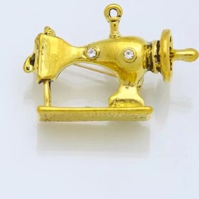 تصویر کد A-175 | گل‌سینه چرخ خیاطی طلایی 