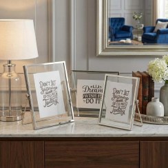 تصویر قاب عکس رومیزی ساده و مدرن نقره‌ای 