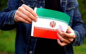 تصویر فوتیج مردی که پرچم ایران را در فضای باز در دست دارد 