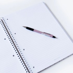 تصویر دفتر خط‌دار 