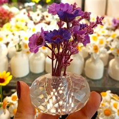 تصویر گلدان کریستالی با گل بنفش 