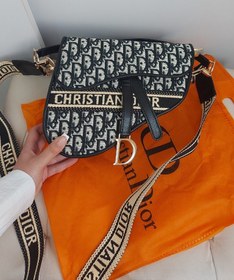 تصویر کیف دوشی زنانه DIOR مدل کلتی همراه بند بلند کنفی DIOR BAG