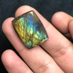 تصویر نگین لابرادوریت طبیعی با لابرادورنسی هفت رنگ Labradorite