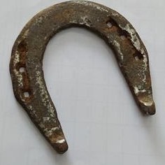 تصویر نعل قدیمی اسب فولادی کهنه پاخورده 