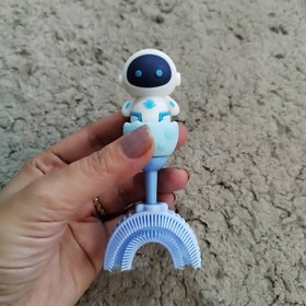 تصویر مسواک‌ کودک مدل سیلیکونی چرخشی طرح آدم فضایی 