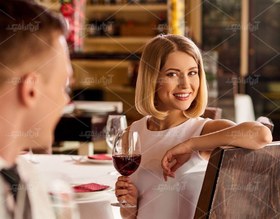 تصویر عکس با کیفیت زن با لبخند و نوشیدنی توی دستش 