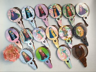 تصویر آینه و شانه چوبی دخترانه بزرگ(قبل ازسفارش موجودی بگیرید) 