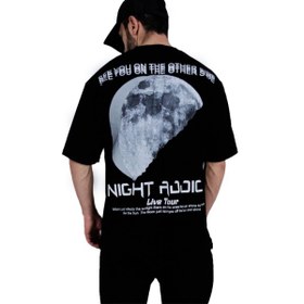 تصویر تیشرت آستین کوتاه مردانه سفید طرح ماه شب نما Men's white short-sleeved t-shirt with moon design at night