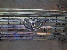 تصویر جلو پنجره تویوتا لندکروز 