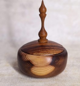 تصویر قندان در دار چوبی 