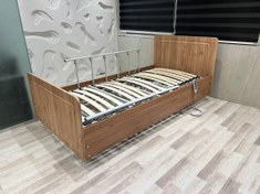 تصویر تخت بیمارستانی چوبی سه شکن با تنظیم ارتفاع برقی 