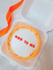 تصویر مینی کیک مینیمال تولد، با رنگ دلخواه، و نوشته دلخواه Orange Bento cake