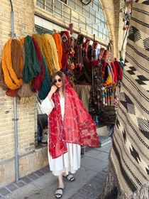 تصویر شال هندی قرمز گل آبی 