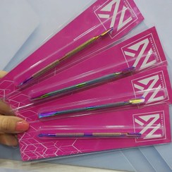 تصویر عقب زن فلزی دوسر کاشت ناخن یانگ نیلز young nails pro رنگ کروم مدل سرصاف 