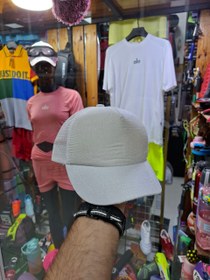 تصویر کلاه اسپرت نقابدار پشت تور 